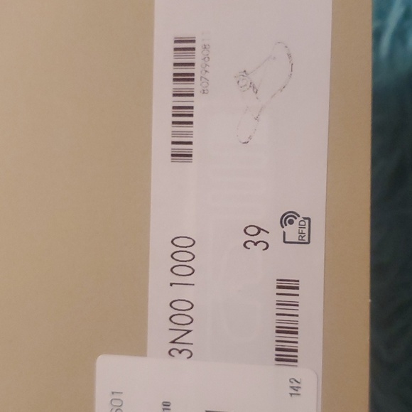 Gucci Black Flat Marmont Leather Thong! Size 39 New in Box - Picture 17 of 17